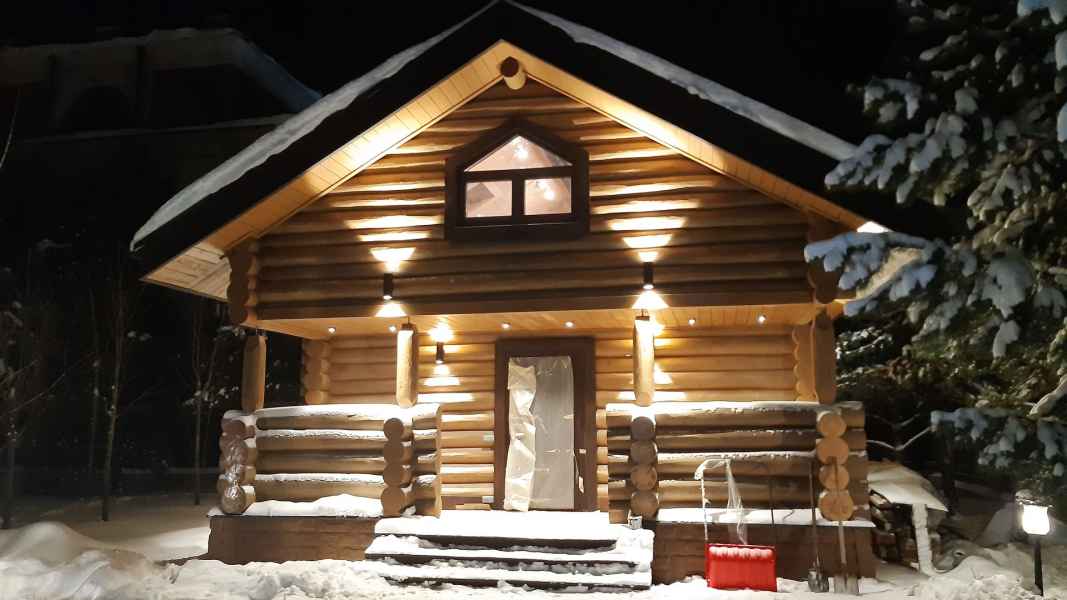 Наружная отделка дома из бревна: фасад, вход, ступеньки