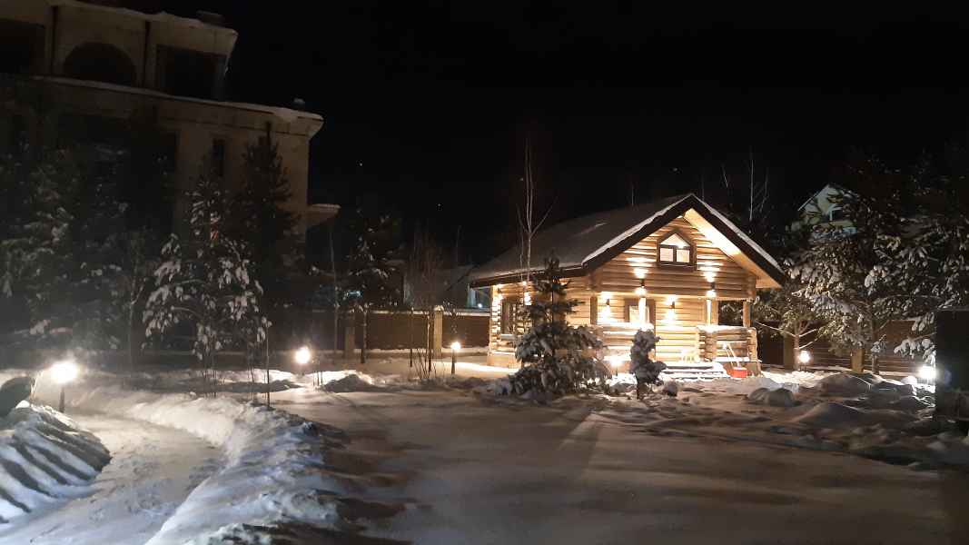 Отделка деревянного дома в Москве: подсветка, элементы декора